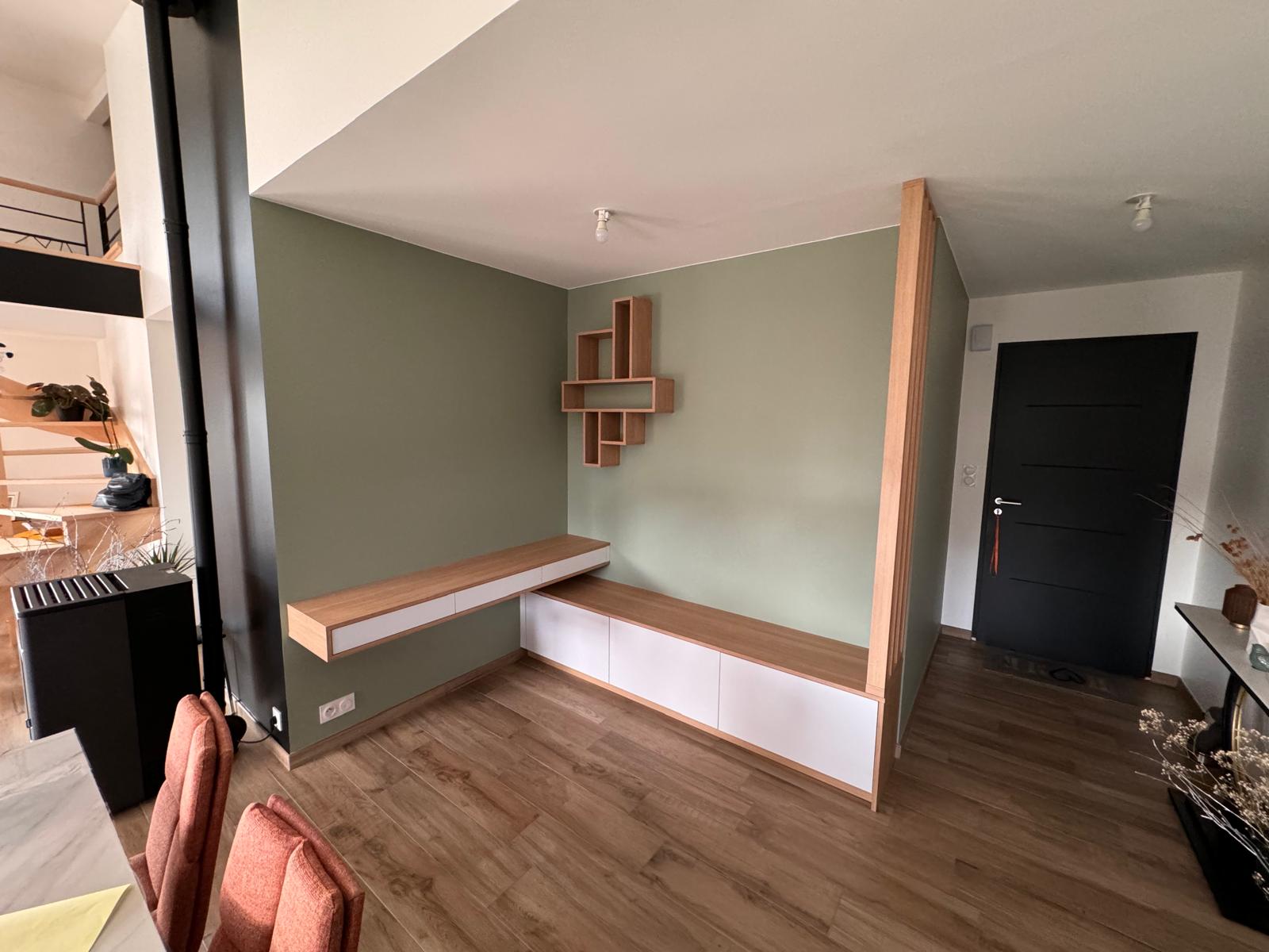 Ensemble banc, rangements bas et claustra bois en séparation d'entrée