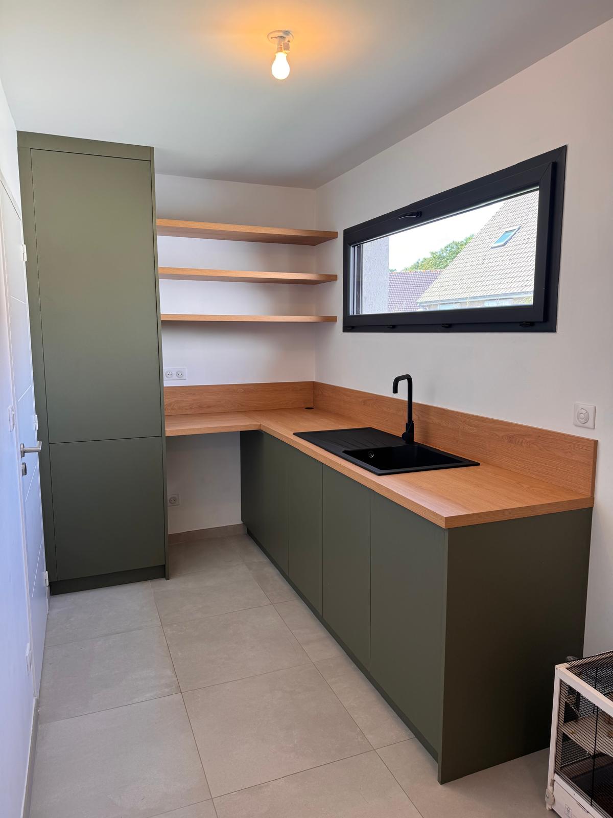 Cuisine sur mesure vert olive, plan de travail et étagères bois