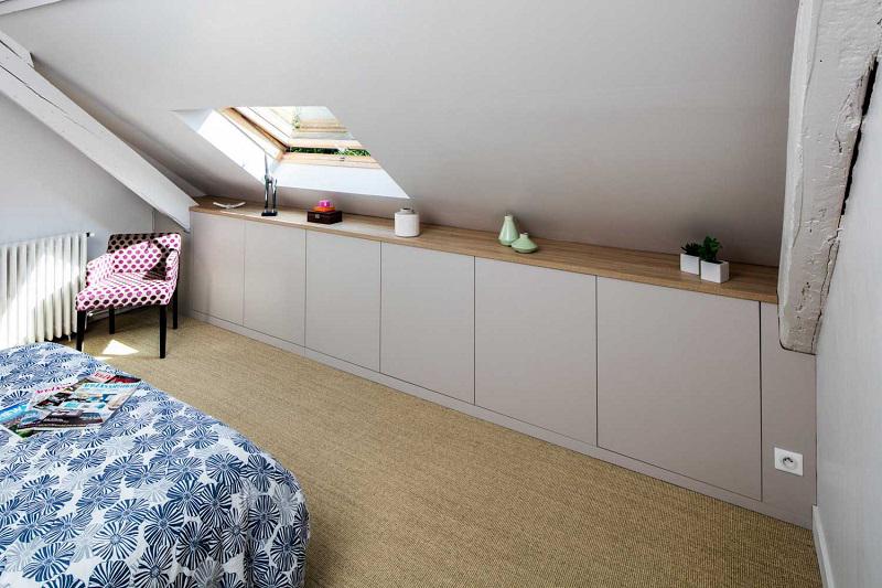 Meuble sous pente avec plateau bois, chambre