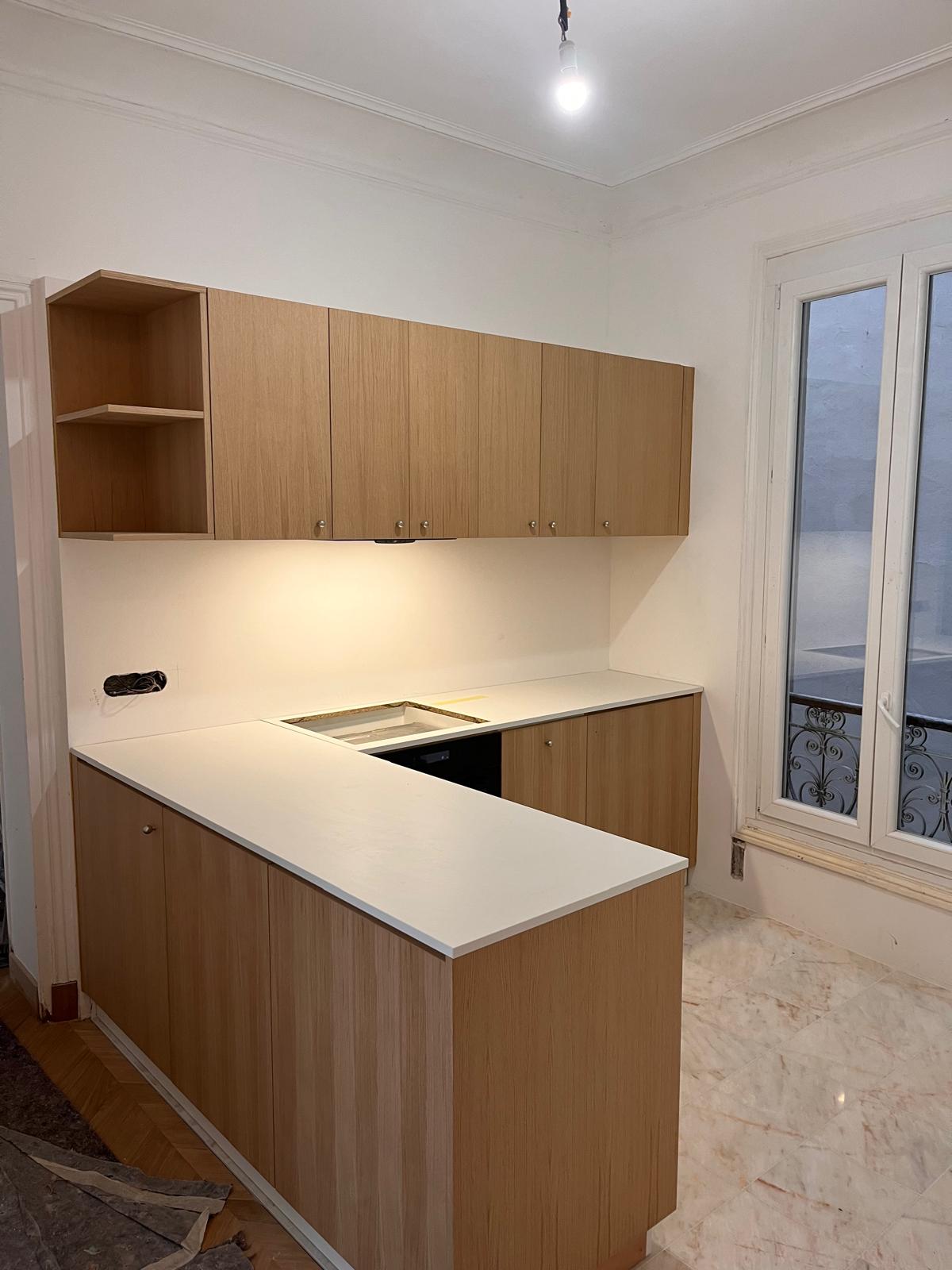 Cuisine en U sur mesure, façades chêne et plan de travail clair