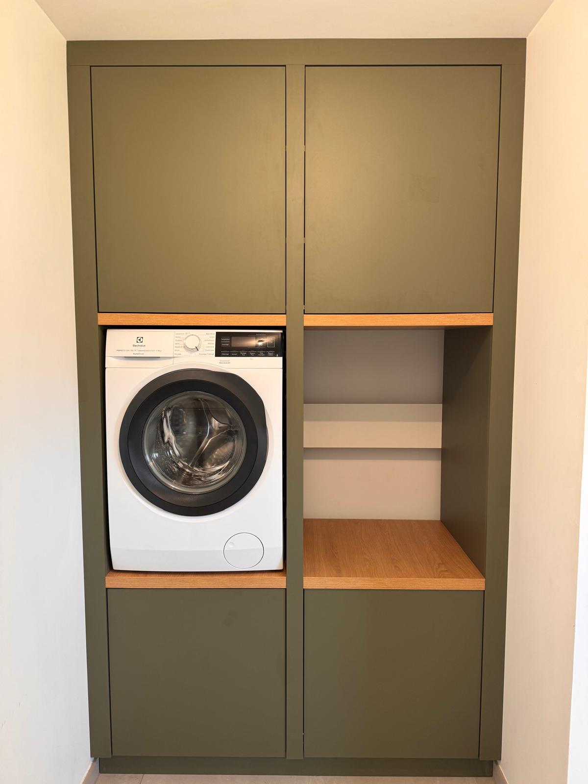Colonne buanderie intégrée : lave-linge encastré et rangements