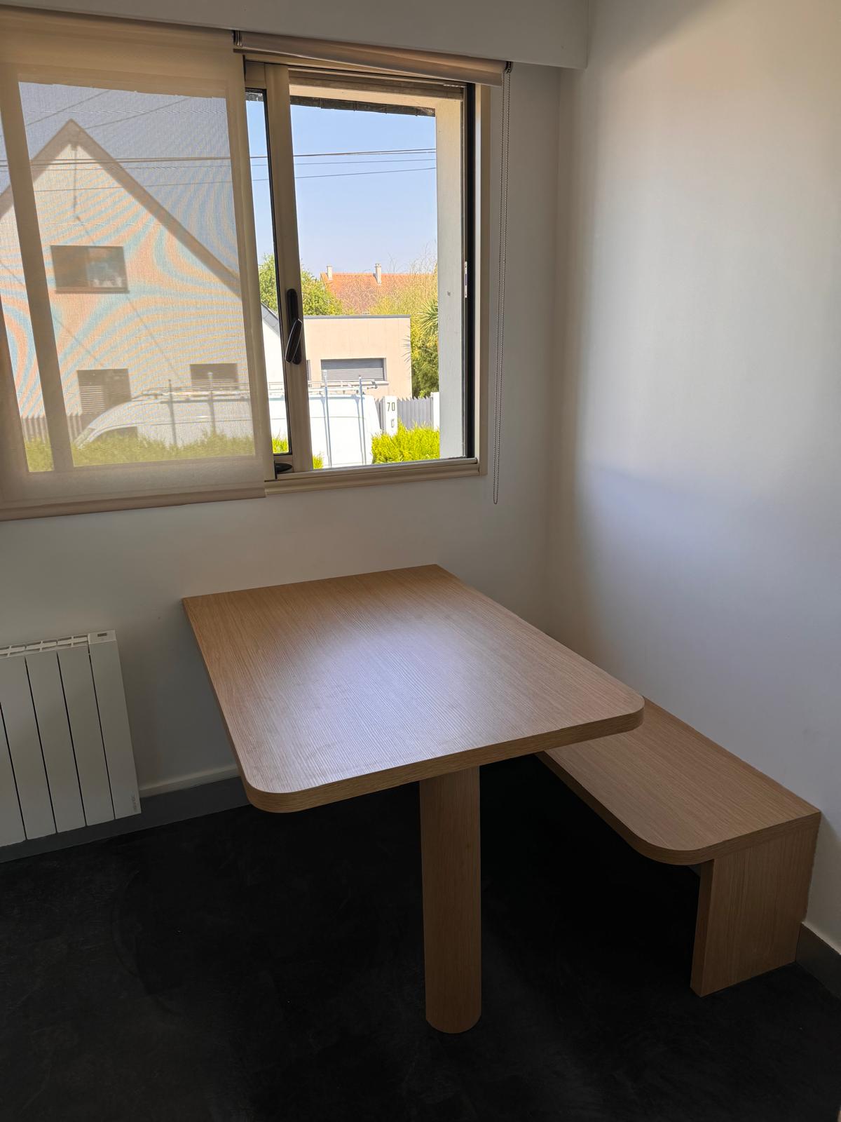 Table et banc sur mesure en chêne, coin repas sous fenêtre